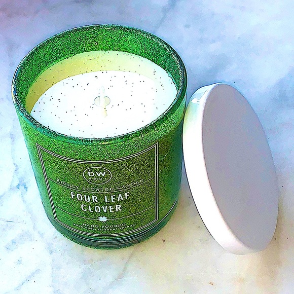 DW HOME CANDLE FOUR LEAF CLOVER RICHLY SCENTED 33 HRS GREEN SPARKLE NEW - Picture 2 of 3